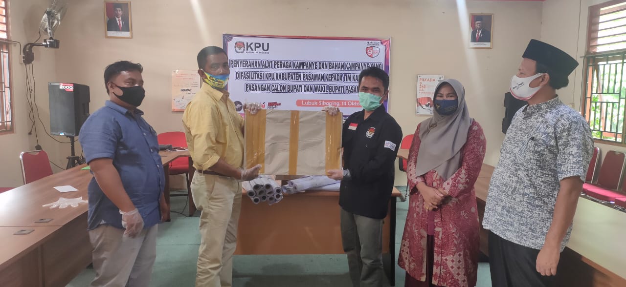 Ketua KPU Pasaman, Rodi Andermi serahkan APK kepada tim kampanye Benny-Sabar